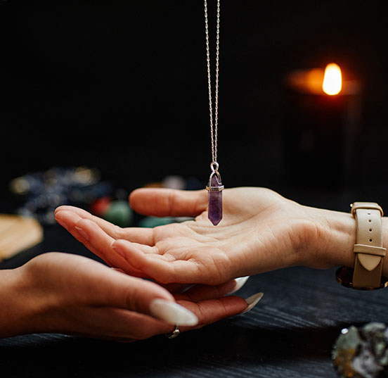 Pendule lors d'une séance de guidance - Outils d'une séance de voyance